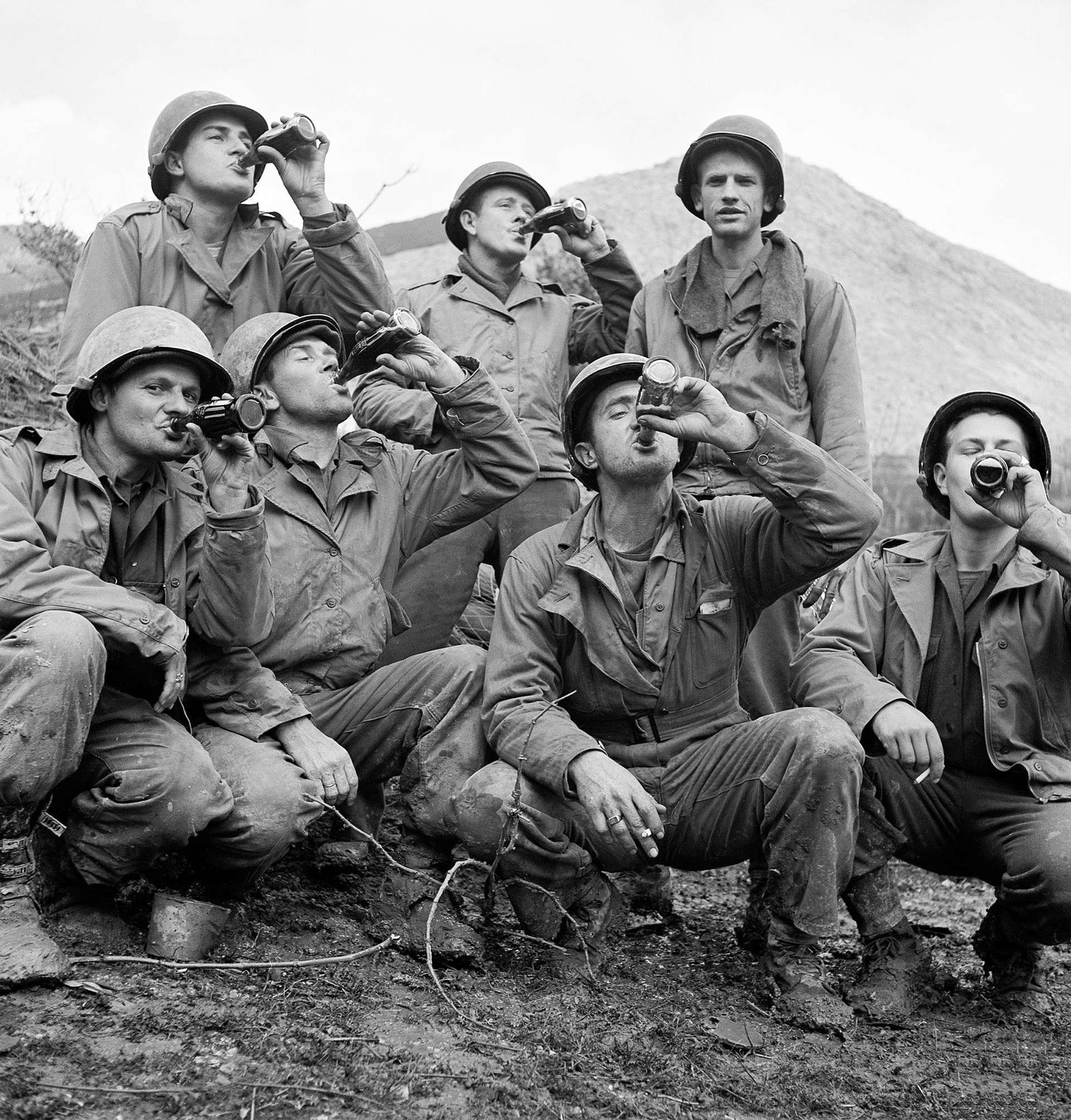 Soldats buvant du Coca-cola durant la seconde guerre mondiale
